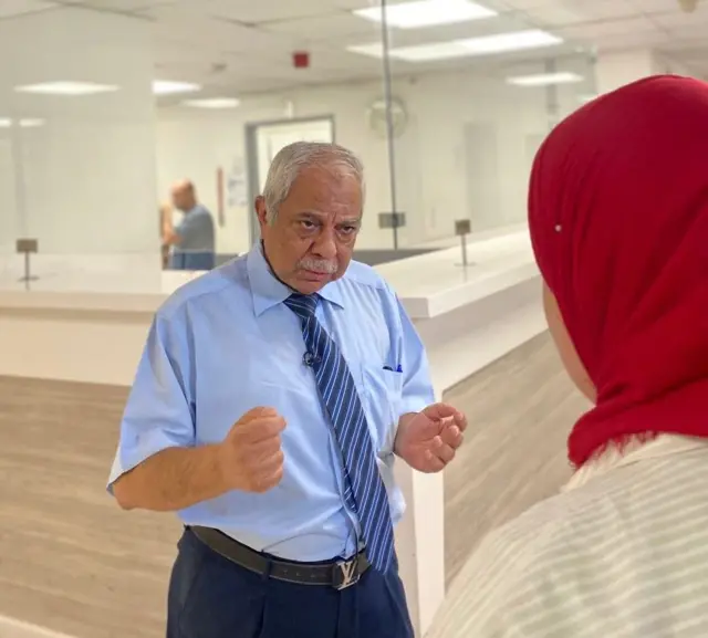 الدكتور جهاد سعادة مدير مستشفى رفيق الحريريّ ببيروت يتحدث إلى موفدة بي بي سي إلى بيروت سالي نبيل