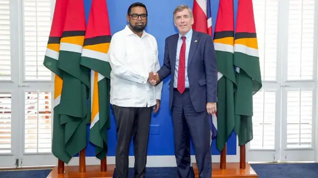 गुयाना के राष्ट्रपति इरफान अली के साथ डेविड रटली