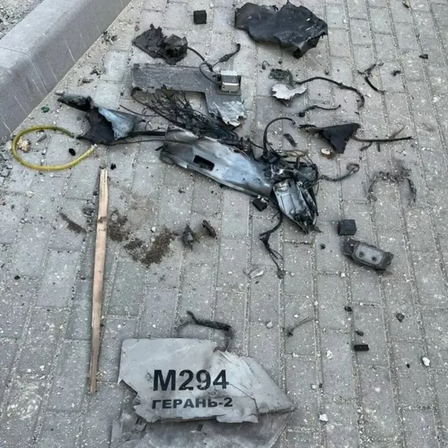 Supposés fragments d'un drone kamikaze.