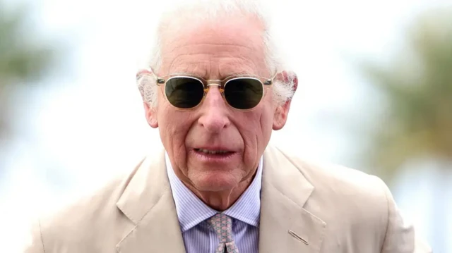 تصویری از چهره پادشاه بریتانیا با عینک دودی