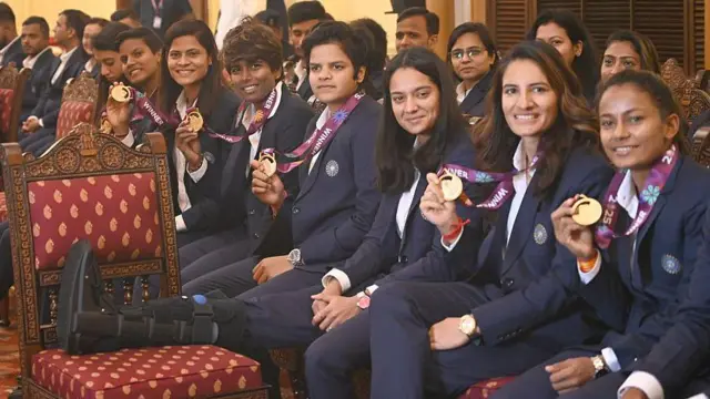 26 नवंबर, 2025 की इस तस्वीर में आईसीसी महिला वर्ल्ड कप 2025 जीतने वाली भारतीय टीम की खिलाड़ी राष्ट्रपति भवन में बैठी नज़र आ रही हैं जहां राष्ट्रपति द्रोपदी मुर्मु ने टीम का सम्मान किया था