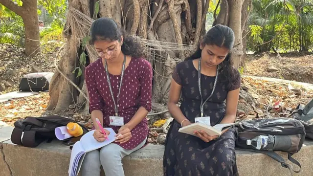 विद्यार्थिनी 