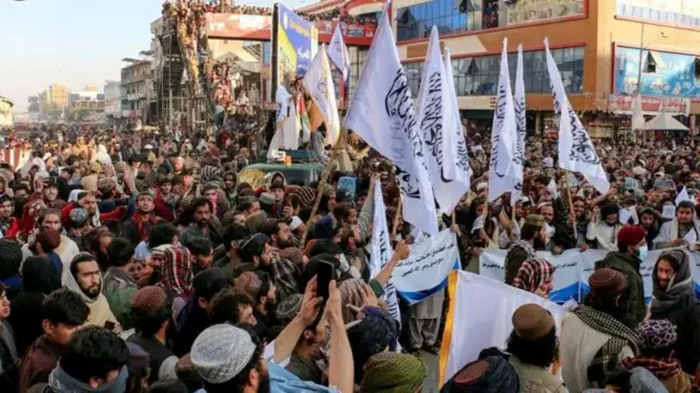 Dadka reer Afgaanistaan ayaa calanka Taliban ka taagay gobolka Khost si ay ugu dabaaldegaan dhicitaanka nidaamka Asad ee Suuriya