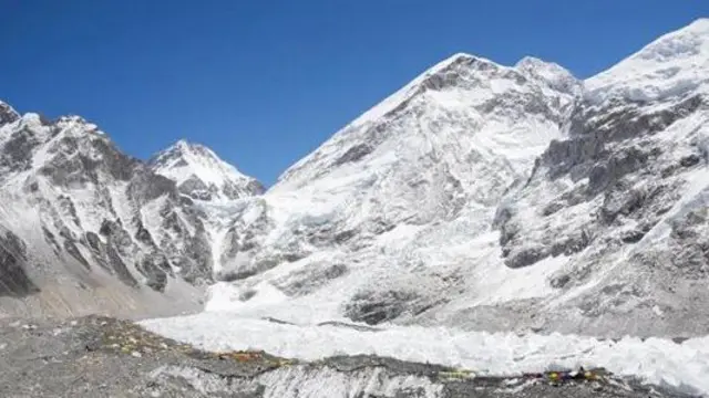 На схилах Евересту утворилася пастка зі снігу
