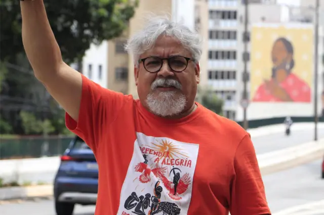Edmilson Costa com o braço levantado