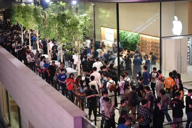 चीन में आईफोन15 खरीदने के लिए ऐपल के एक स्टोर के बाहर लगी भीड़.