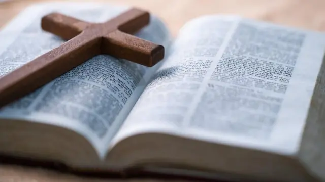 መስቀል ከመጽሃፍ ቅዱስ ጋር 