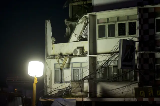 อาคารพาณิชย์เสียหายหนัก