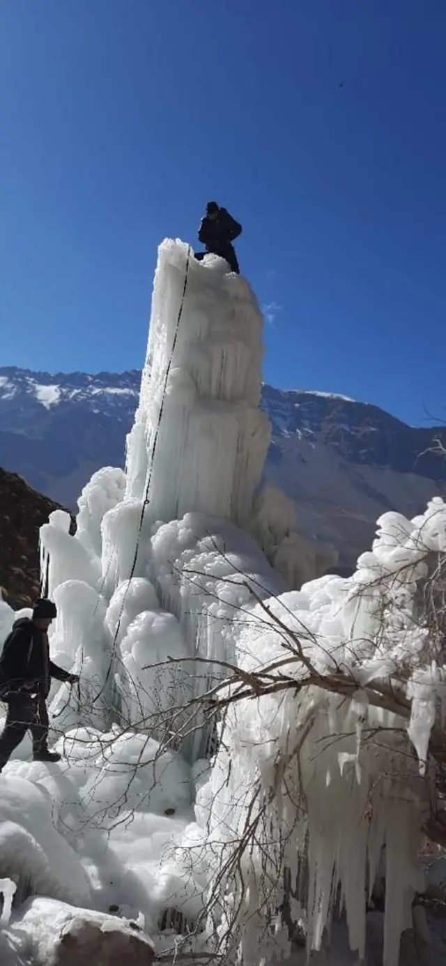 आइस स्तूप में लोग पानी जमा करते हैं