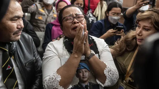 Ibu Brigadir Joshua, Rosti Simanjuntak (tengah) saat mendengarkan vonis Majelis Hakim dalam persidangan kasus pembunuhan berencana terhadap putranya dengan terdakwa Ferdy Sambo di Pengadilan Negeri Jakarta Selatan, Jakarta, Senin (13/2/2023).