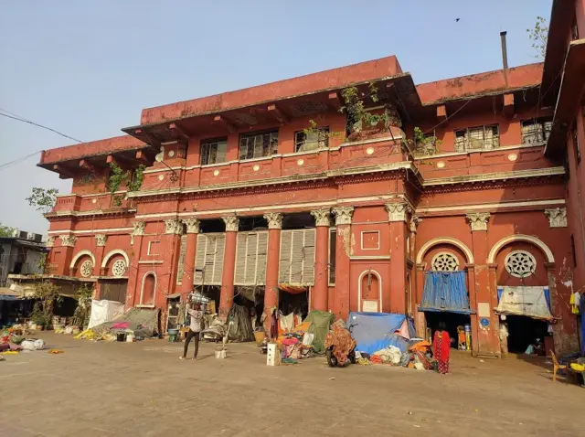 যে দূর্গাপ্রসাদ ছোটেলাল ঘাট থেকে যাত্রা শুরু হয়েছিল, সেই ঘাট বর্তমানে