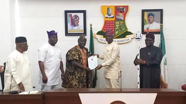 Seyi Makinde n gbe ọpa ati iwe asẹ fun Alaafin tuntun