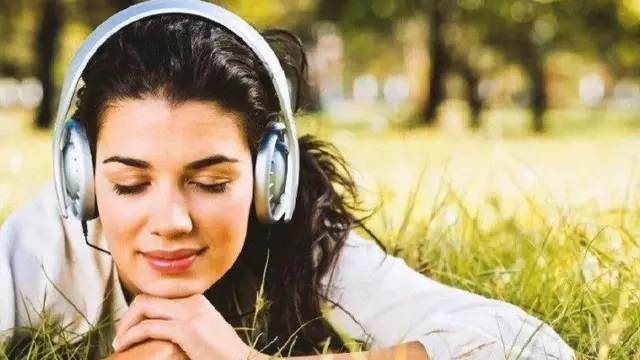 Дівчина в навушниках