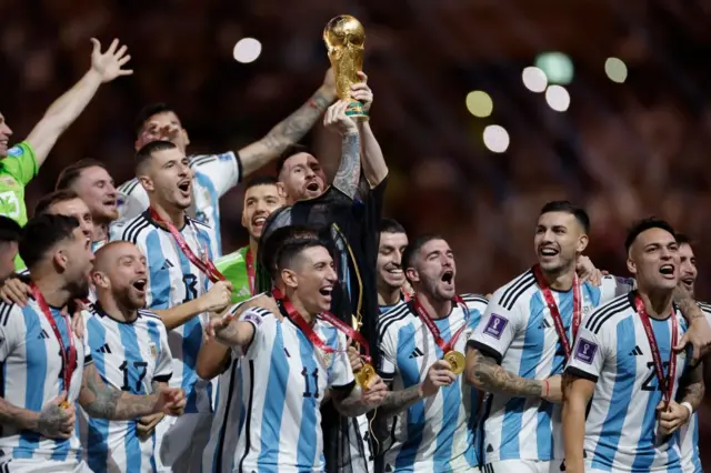 Lionel Messi, joueur argentin, soulève le trophée de la Coupe du monde de la FIFA lors de la cérémonie de remise des prix de la finale de la Coupe du monde de la FIFA 2022 opposant l'Argentine à la France à Lusail, le 18 décembre 2022 à Doha, au Qatar.