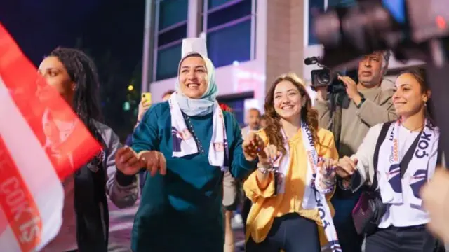 yerel seçim sonrası halay çeken kadınlar