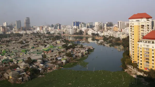 একই শহরের দুই ভিন্ন বাস্তবতা।