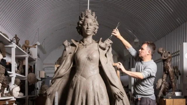 Хайвел Пратлі працював над статуєю 14 місяців