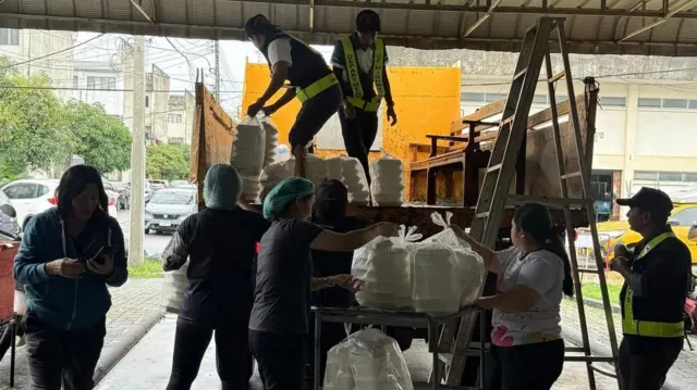 กระทรวงสาธารณสุข เผยแพร่ภาพการลำเลียงส่งข้าวกล่องจาก รพ.สงขลา 1,000 ชุด ให้บุคลากรแพทย์ ผู้ป่วยและญาติ ที่ รพ.หาดใหญ่ เมื่อวันที่ 25 พ.ย. 2568