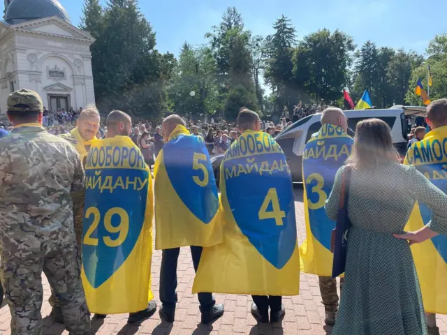 Члени "Самооборони Майдану" на похороні Андрія Парубія на Личаківському цвинтарі 2 вересня 