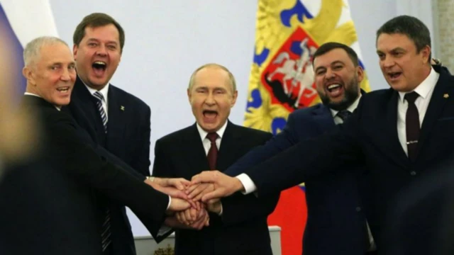 Владимир Путин Украинанын төрт аймагын Орусияга бир тараптуу “бириктирүүгө” арналган аземде. 2022-жылдын 30-сентябры