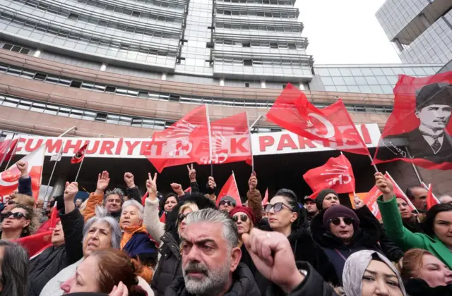 CHP Genel Merkezi önünde kalabalık.