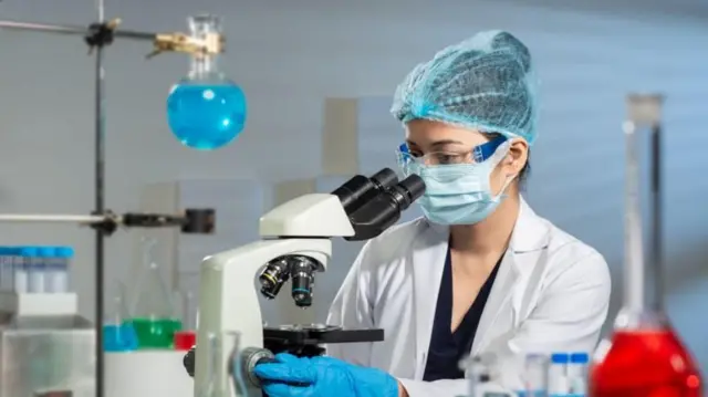 தடயவியல் துறை என்பது என்ன? இதை படித்தால் எங்கு வேலை பார்க்கலாம்?