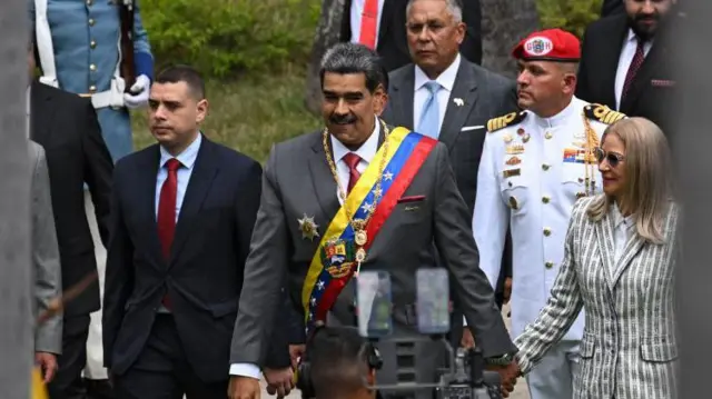 Maduro camina junto a su esposa, Cilia Flores