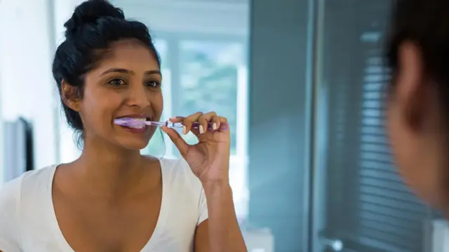 Femme se brossant les dents.