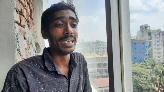 ডিএনসিসি হাসপাতালে আইসিইউর বাইরে দাঁড়িয়ে সন্তানের অবস্থার কথা বলতে বলতে কাঁদছিলেন মোহাম্মদ আনোয়ার