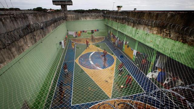 Imagem mostra quadra poliesportiva em presídio