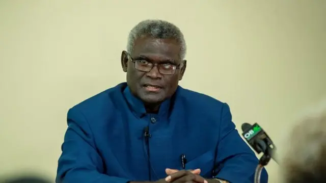 চীন সফরে যাওয়া প্রধানমন্ত্রী মানাসেহ সোগাভারেকে বেশ উষ্ণ অভ্যর্থনা জানানো হচ্ছে।