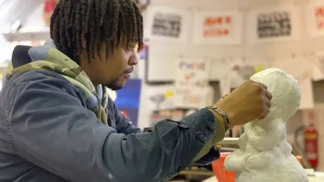 شون کارتی با کار داوطلبانه در موسسه خیریه هدوی شرق لندن به مبتلایان به ضربه مغزی کمک می‌کند