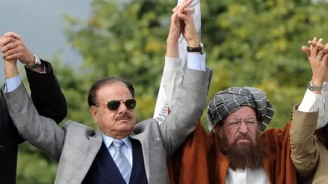 કાળા ચશ્મામાં હામિદ ગુલ