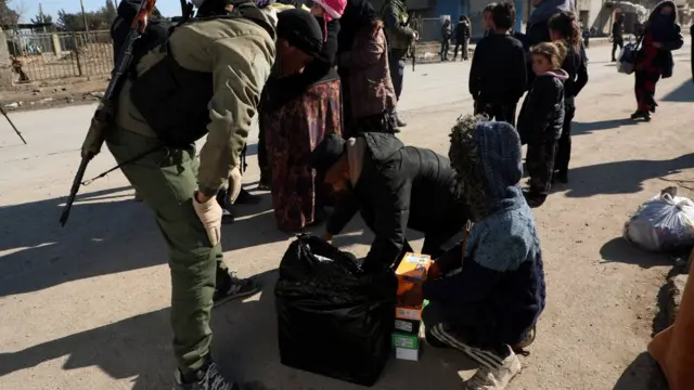 نزح حوالي ألف شخص من منازلهم بسبب الاشتباكات في منطقة غويران في الحسكة شمال شرق سوريا، 21 يناير/كانون الثاني 2022.