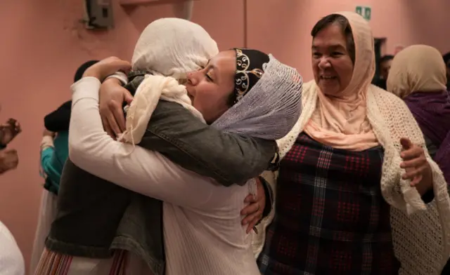 Mujeres chamulas musulmanas se abrazan en la celebracion del fin del Ramadan.