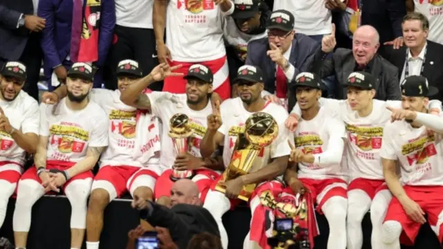 林書豪（前排右二）與多倫多猛龍隊球員領獎後合照（13/6/2019）