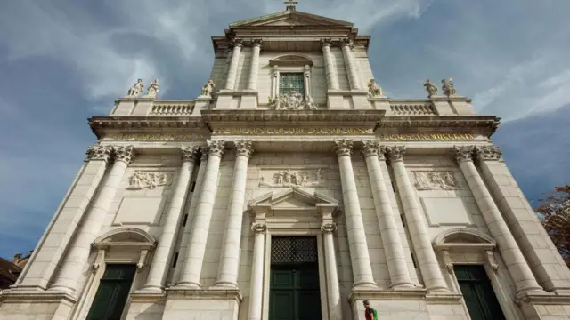 ما سر "تقديس" بلدة سويسرية للرقم 11؟