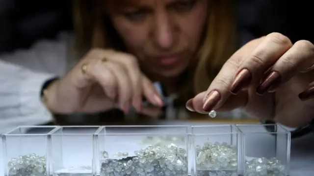 خبيرة ألماس خلال عملية فحص