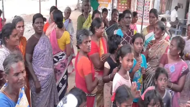 காடல்குடி காவல்நிலையம் முன் ஆர்பாட்டத்தில் ஊர் மக்கள்