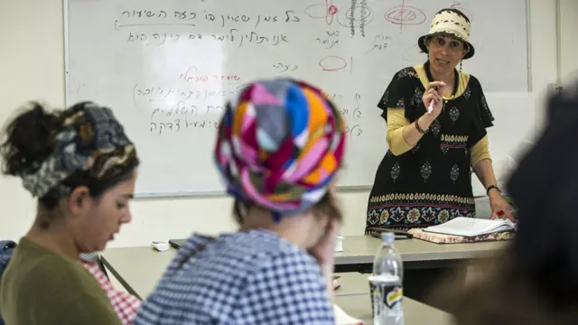 Shani Taragin durante una clase en el Instituto de Mujeres de Estudios del Tora en Raanana, Israel, 30 de abril de 2019. (Foto: Heidi Levine para la BBC)