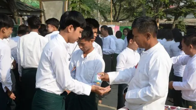 ကူးစက်မှုအများဆုံးဖြစ်ခဲ့တဲ့ မြို့နယ်တွေက ကျောင်းသားကျောင်းသူတွေကို ကိုဗစ်ကာကွယ်ရေး ပိုဂရုစိုက်ဖို့ ပညာရေးနဲ့ကျန်းမာရေးဝန်ကြီးဌာနနှစ်ခုပေါင်းပြီး စီစဉ်နေပါတယ်။
