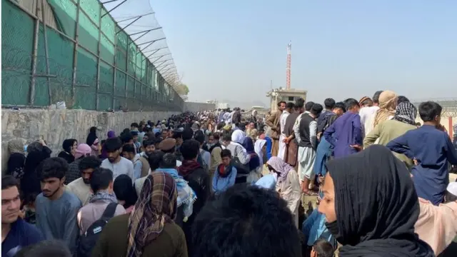 काबुल एयरपोर्ट के बाहर की तस्वीर