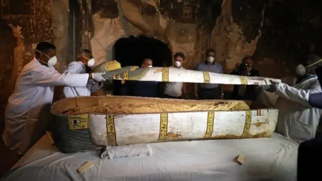 La sépulture contient deux momies en parfait état, conservées dans des cercueils.