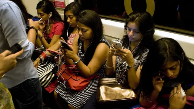 యువతులు