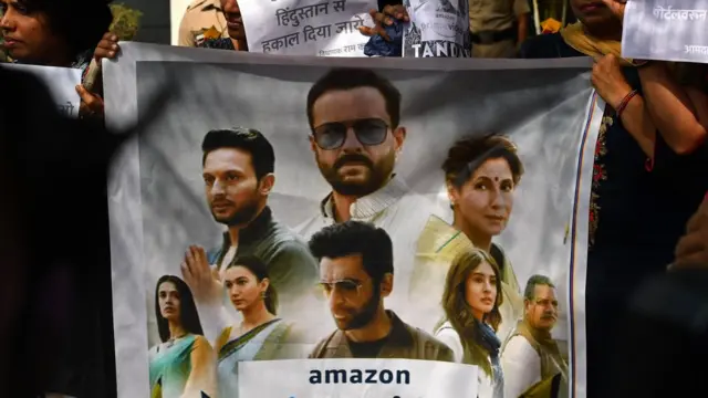 محتجون على مسلسل تانداف