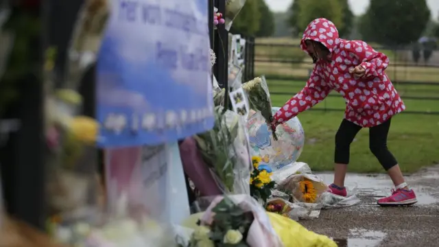 ประชาชนจากทั่วสารทิศนำดอกไม้ และพระรูปเจ้าหญิงไดอานา ไปวางไว้บริเวณทางเข้าพระตำหนักเคนชิงตัน