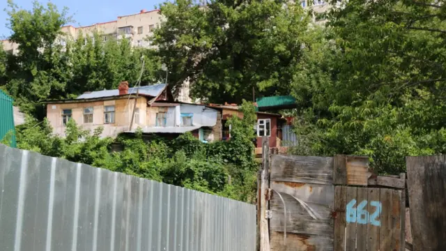 Глебучев овраг. Вид на частные и многоквартирные дома.