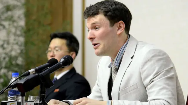 Otto Warmbier, 29 Şubat 2016'da Pyongyang'daki basın toplantısında gözyaşları içinde tabelayı çaldığını itiraf etmişti.