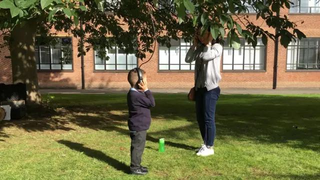 Ребёнок слушает дерево