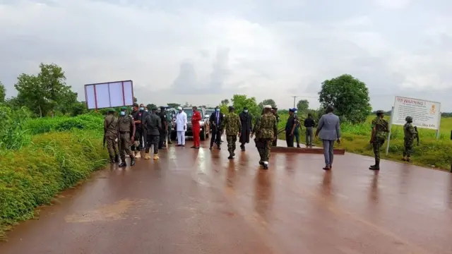 Gọvanọ Ugwuanyi na ndị isi ọrụ nchekwa